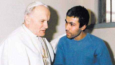 Pape Jan Pavel II. odpoutí Mehmetu Ali Agcovi, který se ho pokusil zastelit.